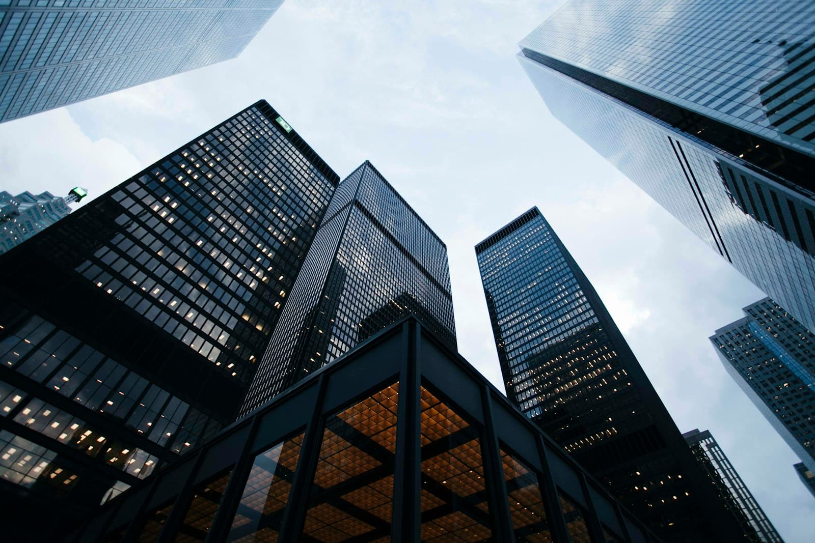 Immeuble de bureaux illustrant une agence immobilière en gestion locative