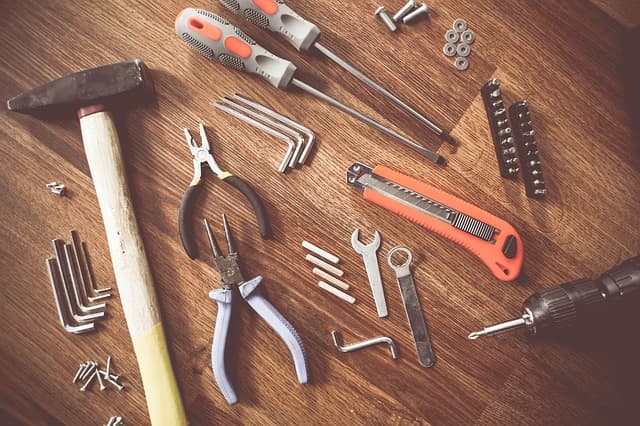 Outils d’un artisan du bâtiment avant une intervention sinistre