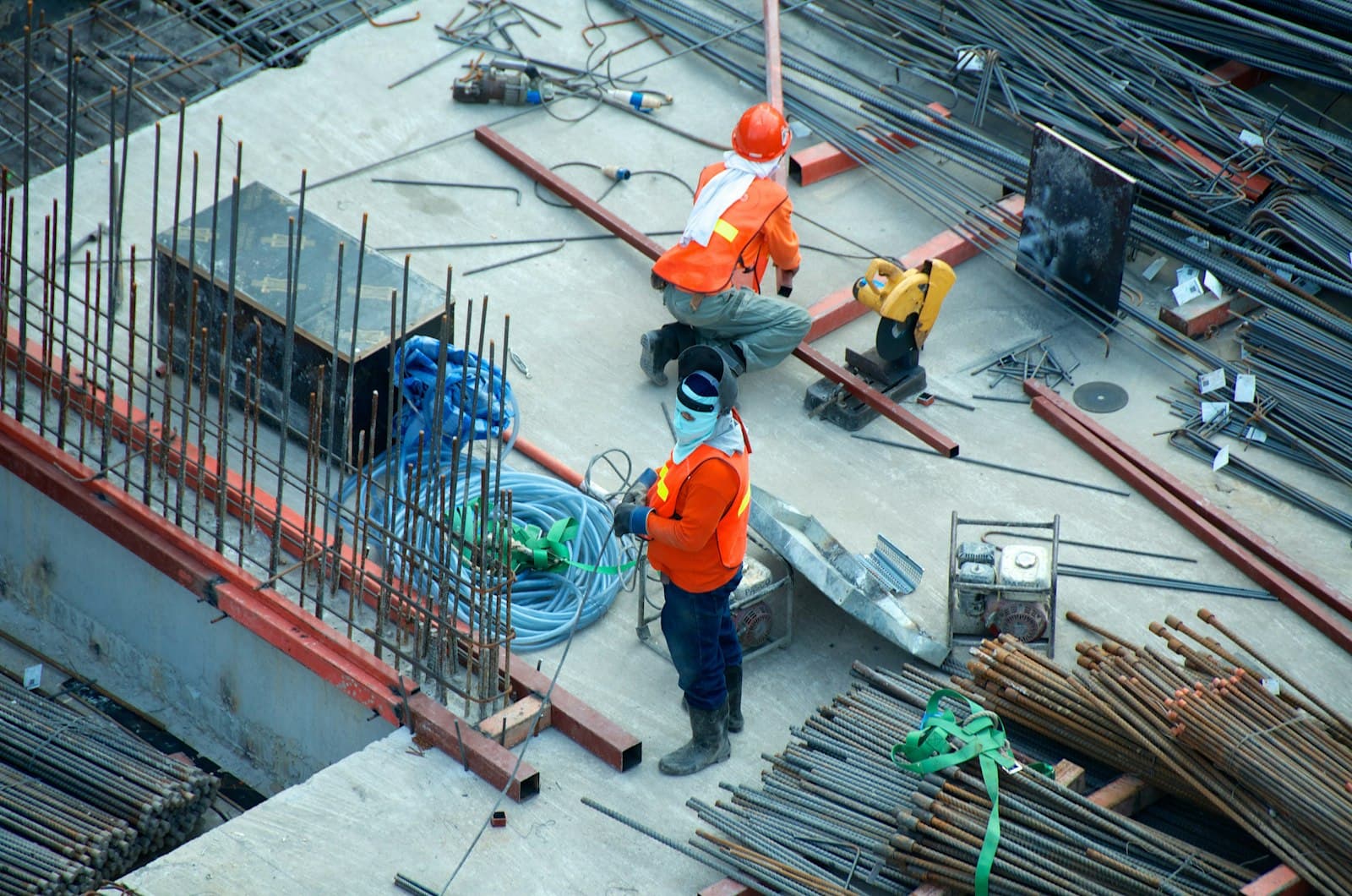 Artisan en intervention sur un chantier lié à un sinistre immobilier