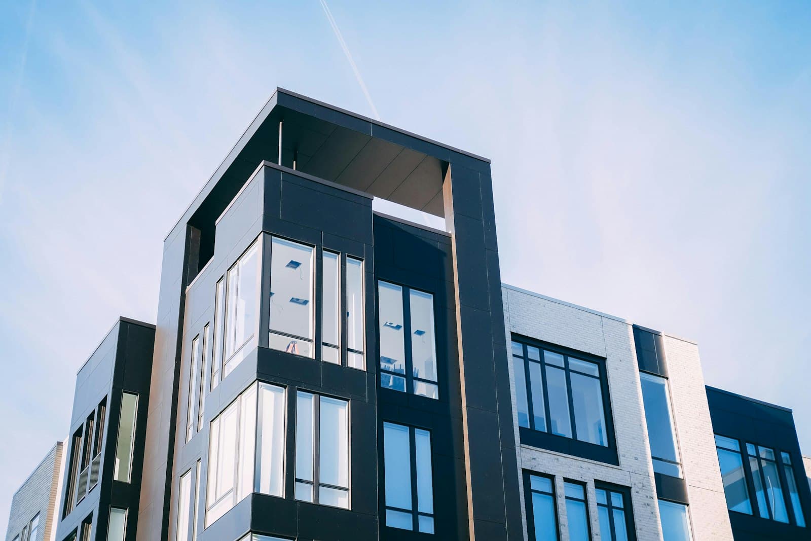 Immeuble d’habitation vu de face, typique d’une copropriété gérée